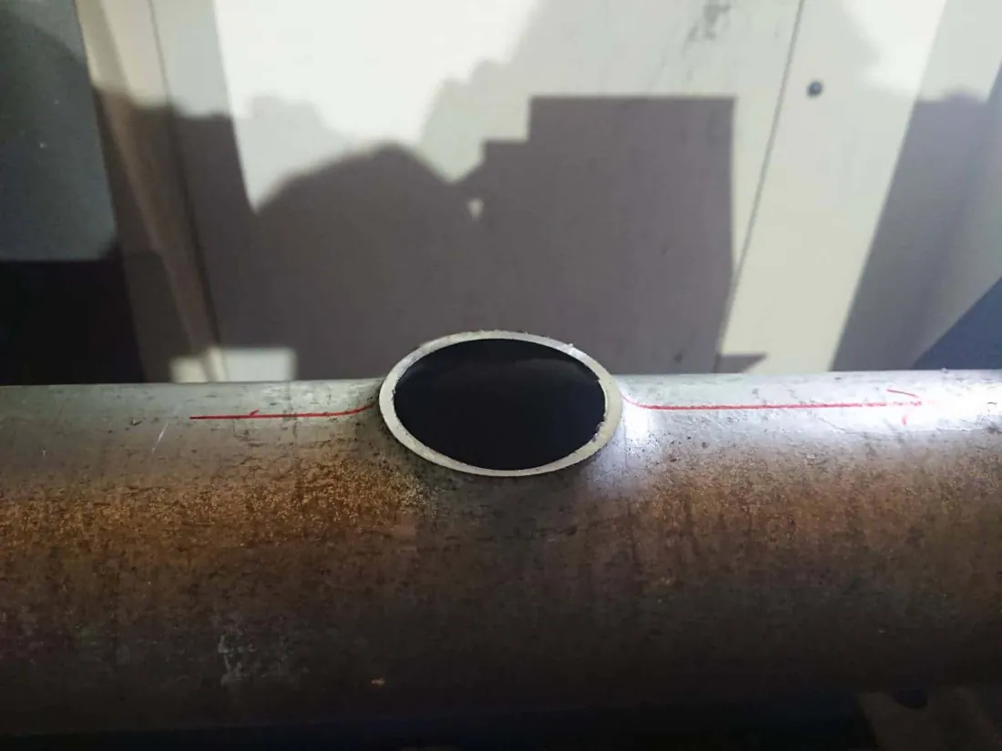 配管に分岐用の穴をあけた加工管